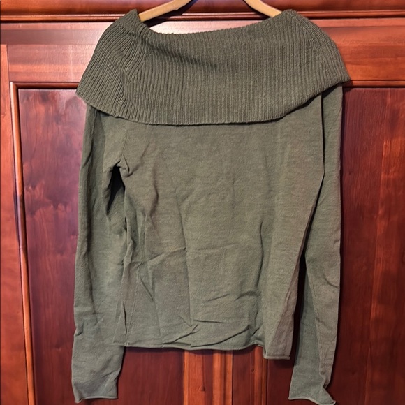 Bloomingdales Women's Green Sweater - Picture 3 of 3
